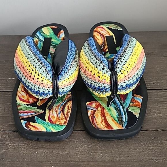 Farm Rio Black Banana Puffy Crochet Flip Flops NEW Size 6 - Picture 2 of 7